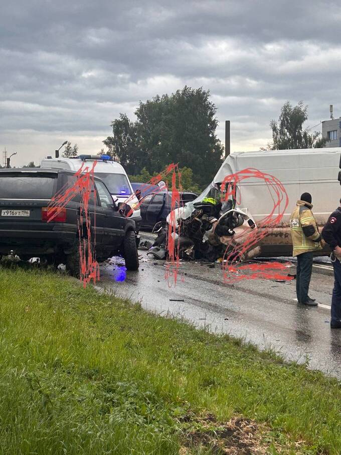 В Екатеринбурге произошла авария с участием пяти машин на мосту qkkiqzqiuqidtkmp